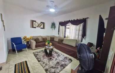 Imagem: A casa possui 3 Dormitórios, 2 Banheiros, 2 Vagas na garagem