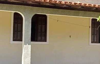 Imagem: A casa possui 3 Dormitórios, Acomodam 10 pessoas, 3 Vagas na