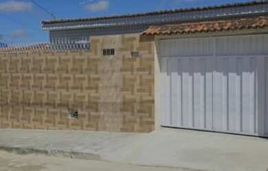 Imagem: A casa possui 3 Dormitórios, 4 Banheiros, 2 Vagas na garagem