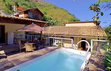 Imagem: A casa possui 4 Dormitórios, 4 Banheiros, 4 Vagas na garagem