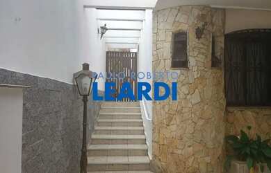 Imagem: A casa possui 3 Dormitórios, 4 Banheiros, 2 Vagas na garagem