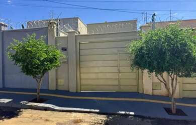 Imagem: A casa possui 2 Dormitórios, 2 Banheiros, 2 Vagas na garagem