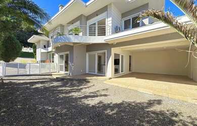 Imagem: A casa possui 3 Dormitórios, 4 Banheiros, 4 Vagas na garagem