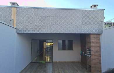 Imagem: A casa possui 2 Dormitórios, 2 Banheiros, 2 Vagas na garagem