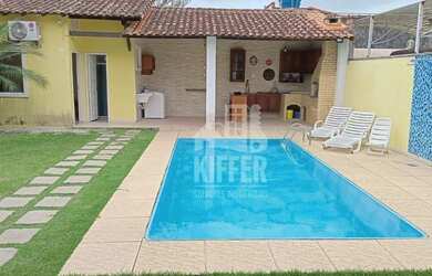 Imagem: A casa possui 3 Dormitórios, 3 Banheiros, 2 Vagas na garagem