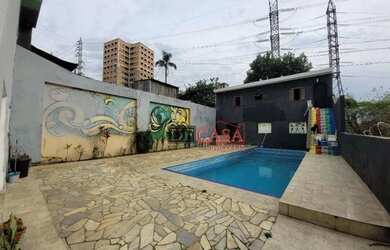 Imagem: A casa possui 4 Dormitórios, 5 Banheiros, 4 Vagas na garagem