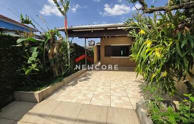 Imagem: A casa possui 3 Dormitórios, 2 Banheiros, 2 Vagas na garagem