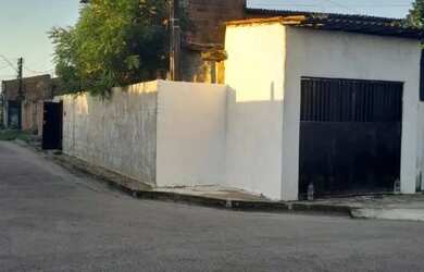 Imagem: A casa possui 2 Dormitórios, 1 Banheiro, 1 Vaga na garagem