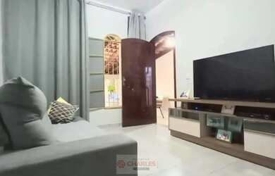 Imagem: A casa possui 2 Dormitórios, 1 Banheiro, 2 Vagas na garagem