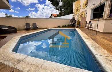 Imagem: A casa possui 3 Dormitórios, 4 Banheiros, 422m² de Área e