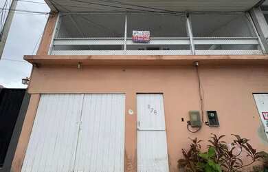 Imagem: A casa possui 4 Dormitórios, 4 Banheiros, 4 Vagas na garagem