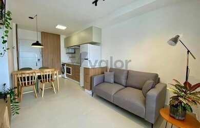 Imagem: O apartamento possui 1 Dormitório, 1 Banheiro, 1 Vaga na garagem