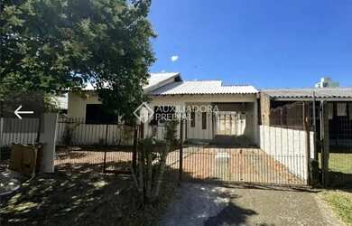 Imagem: A casa possui 5 Dormitórios, 2 Banheiros, 4 Vagas na garagem