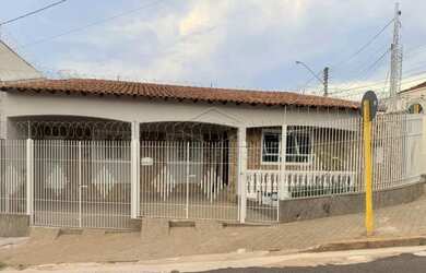 Imagem: A casa possui 3 Dormitórios, 1 Banheiro, 2 Vagas na garagem