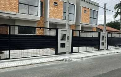 Imagem: A casa possui 3 Dormitórios, 2 Banheiros, 2 Vagas na garagem