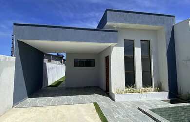 Imagem: A casa possui 3 Dormitórios, 1 Banheiro, 2 Vagas na garagem