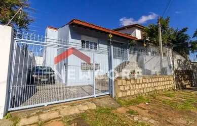 Imagem: A casa possui 3 Dormitórios, 1 Banheiro, 2 Vagas na garagem