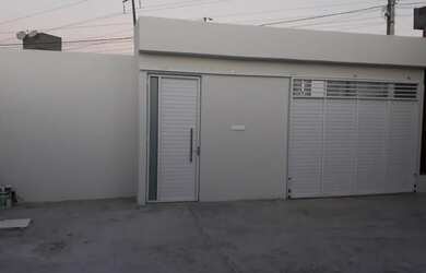 Imagem: A casa possui 2 Dormitórios, 1 Banheiro, 1 Vaga na garagem