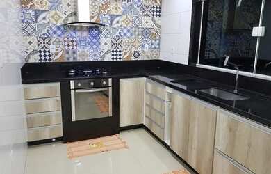 Imagem: A casa possui 2 Dormitórios, 2 Banheiros, 3 Vagas na garagem