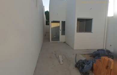 Imagem: A casa possui 3 Dormitórios, 1 Banheiro, 2 Vagas na garagem