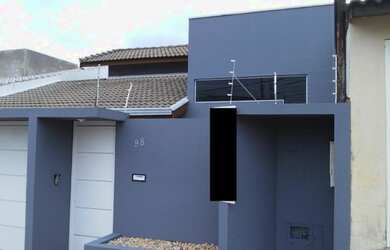 Imagem: A casa possui 3 Dormitórios, 1 Banheiro, 2 Vagas na garagem