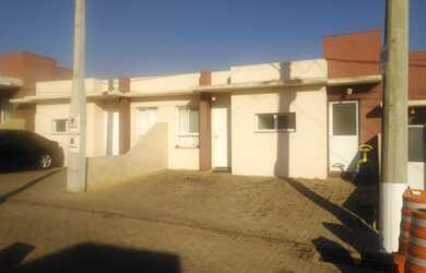 Imagem: A casa em condomínio possui 3 Dormitórios, 1 Banheiro, 2 Vagas