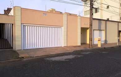 Imagem: A casa e possui 4 Dormitórios, 3 Banheiros, 3 Vagas na garagem