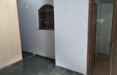 Imagem: A casa possui 1 Dormitório, 1 Banheiro, 48m² de Área, Varanda