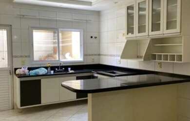 Imagem: A casa possui 4 Dormitórios, 5 Banheiros, 2 Vagas na garagem