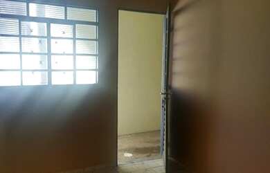 Imagem: A casa possui 1 Dormitório, 1 Banheiro, 4 Vagas na garagem