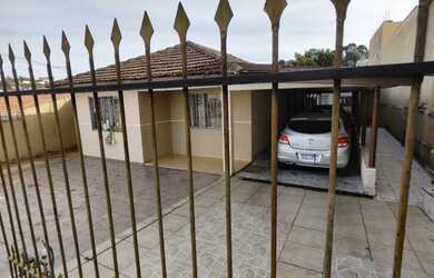 Imagem: A casa possui 3 Dormitórios, 2 Banheiros, 3 Vagas na garagem