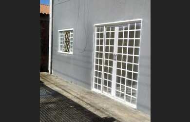 Imagem: A casa possui 2 Dormitórios, 2 Banheiros, 1 Vaga na garagem