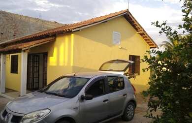 Imagem: A casa possui 2 Dormitórios, 1 Banheiro, 3 Vagas na garagem