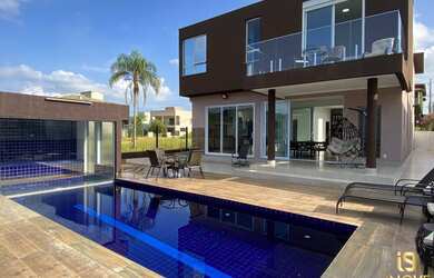 Imagem: A casa em condomínio possui 4 Dormitórios, 5 Banheiros, 4