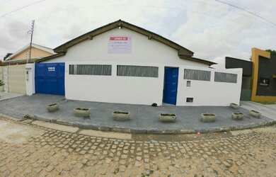 Imagem: A casa possui 4 Dormitórios, 2 Banheiros, 4 Vagas na garagem