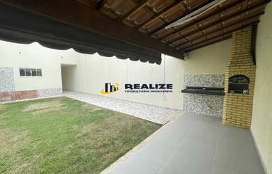 Imagem: A casa possui 3 Dormitórios, 2 Banheiros, 2 Vagas na garagem