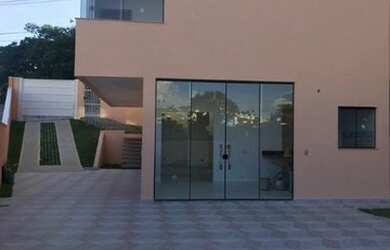 Imagem: A casa possui 3 Dormitórios, 4 Banheiros, 3 Vagas na garagem