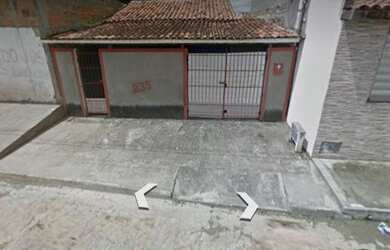 Imagem: A casa possui 2 Dormitórios, 1 Banheiro, 2 Vagas na garagem