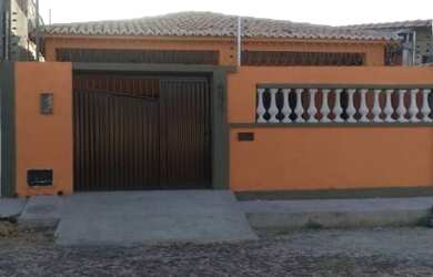 Imagem: A casa possui 3 Dormitórios, 2 Banheiros, 1 Vaga na garagem