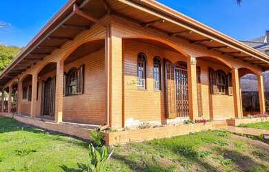 Imagem: A casa possui 4 Dormitórios, 2 Banheiros, 3 Vagas na garagem