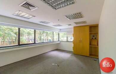 Imagem: O depósito possui 5 Vagas na garagem, 139m² de Área e está