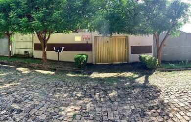 Imagem: A casa possui 3 Dormitórios, 2 Banheiros, 2 Vagas na garagem