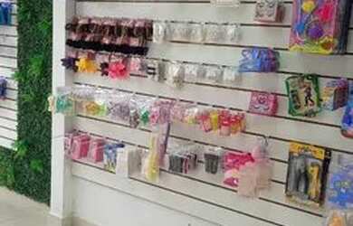 Imagem 2: Móveis de loja e mercadorias