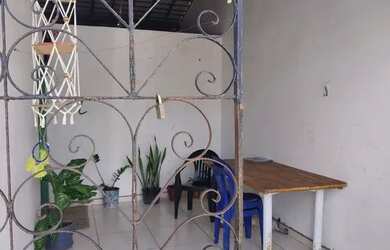 Imagem: A casa possui 2 Dormitórios, 1 Banheiro e 1 Vaga na garagem