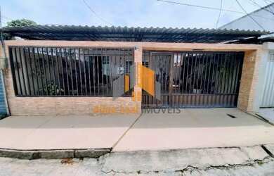 Imagem: A casa possui 4 Dormitórios, 2 Banheiros, 2 Vagas na garagem