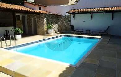 Imagem: A casa possui 4 Dormitórios, 5 Banheiros, 4 Vagas na garagem