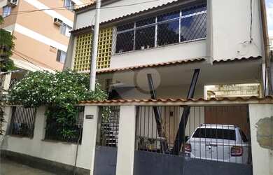 Imagem: A casa possui 4 Dormitórios, 3 Banheiros, 5 Vagas na garagem