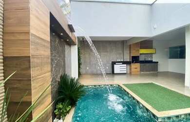 Imagem: A casa possui 2 Dormitórios, 1 Banheiro, 2 Vagas na garagem