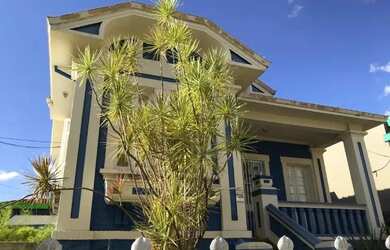 Imagem: A casa possui 4 Dormitórios, 3 Banheiros e 4 Vagas na garagem