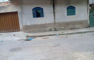 Imagem: A casa possui 2 Dormitórios, 2 Banheiros e 2 Vagas na garagem